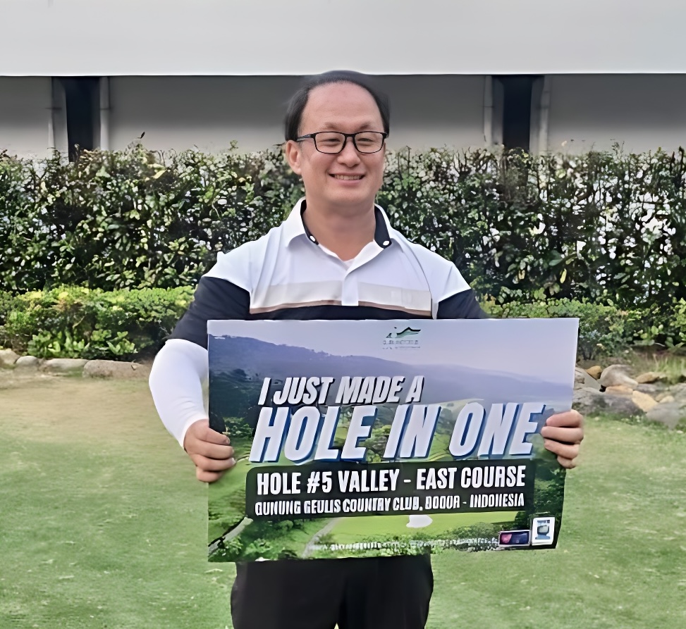 jeffri-massie-cetak-hole-in-one-di-gunung-geulis-gaya-hidup-aktif-di-balik-therapedic-indonesia